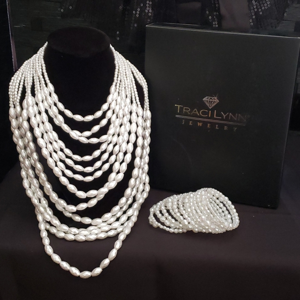 White Smokin Hot Necklace with bracelet